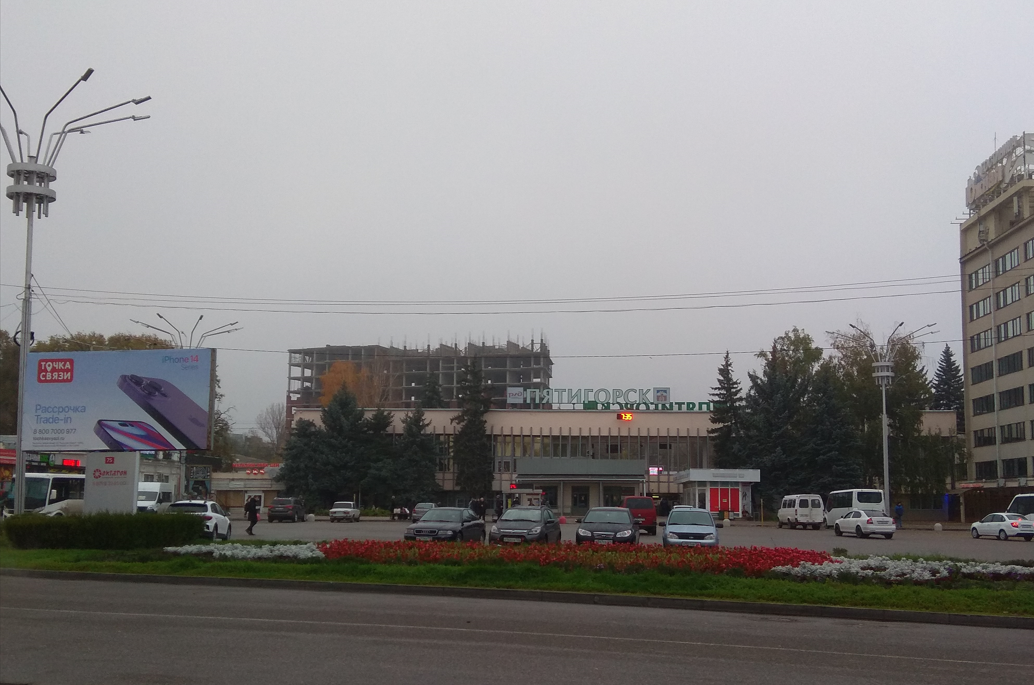 Каждое утро проходим мимо ж/д вокзала.