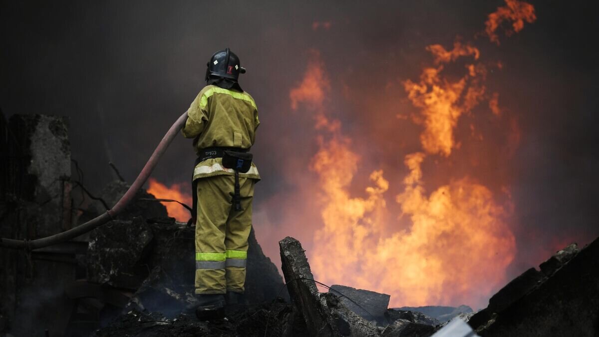    Сотрудник МЧС ДНР тушит пожар в Донецке после обстрелов со стороны ВСУ © РИА Новости / Константин Михальчевский