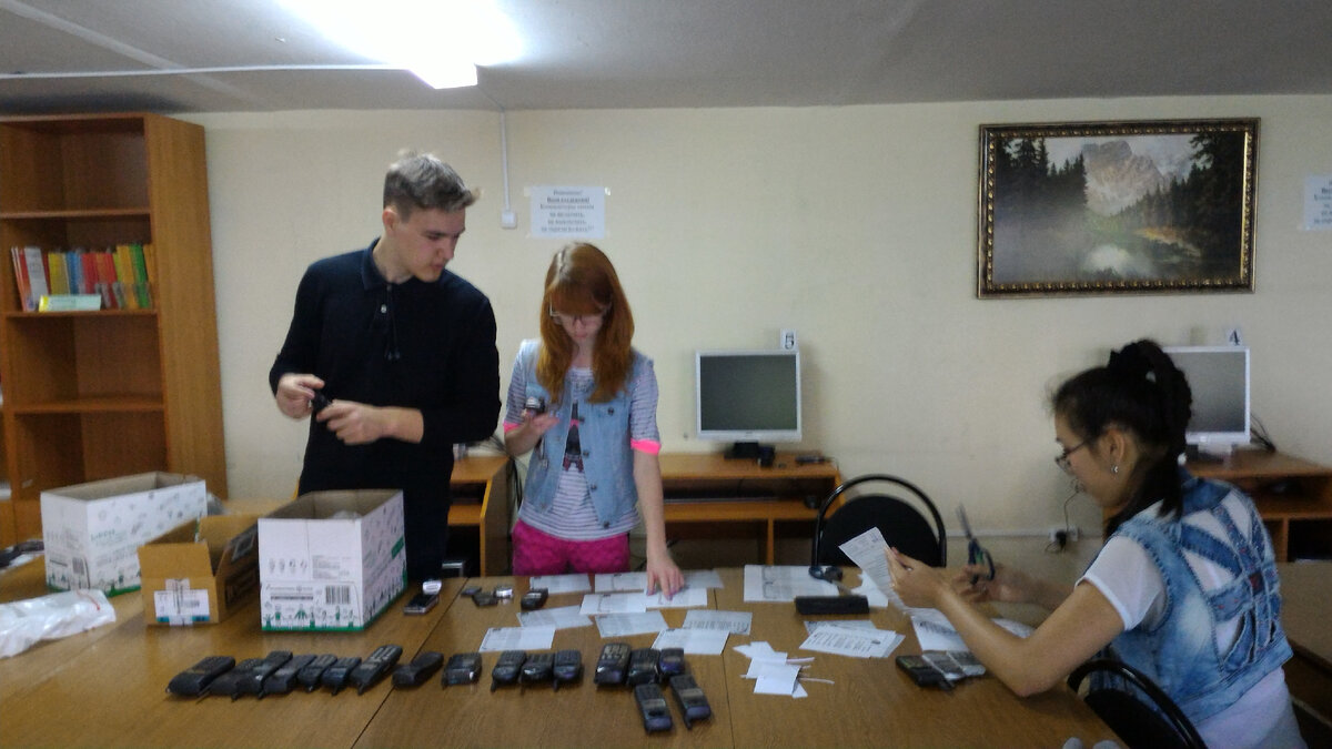 Ребята из колледжа изучают технические характеристики старых телефонов