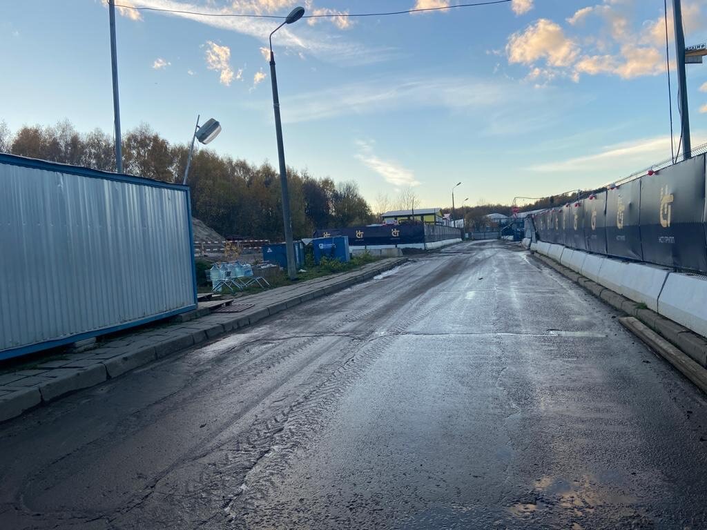 Дорога вдоль будущего ЖК, огороженная заборами. Фото: Галимет Тхагушева 