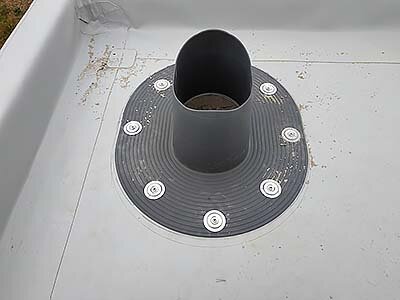 Затем закрепляем проходной элемент вентиляции к кровле. Здесь мы используем металлическую тарелку с дюбелем и саморезом.