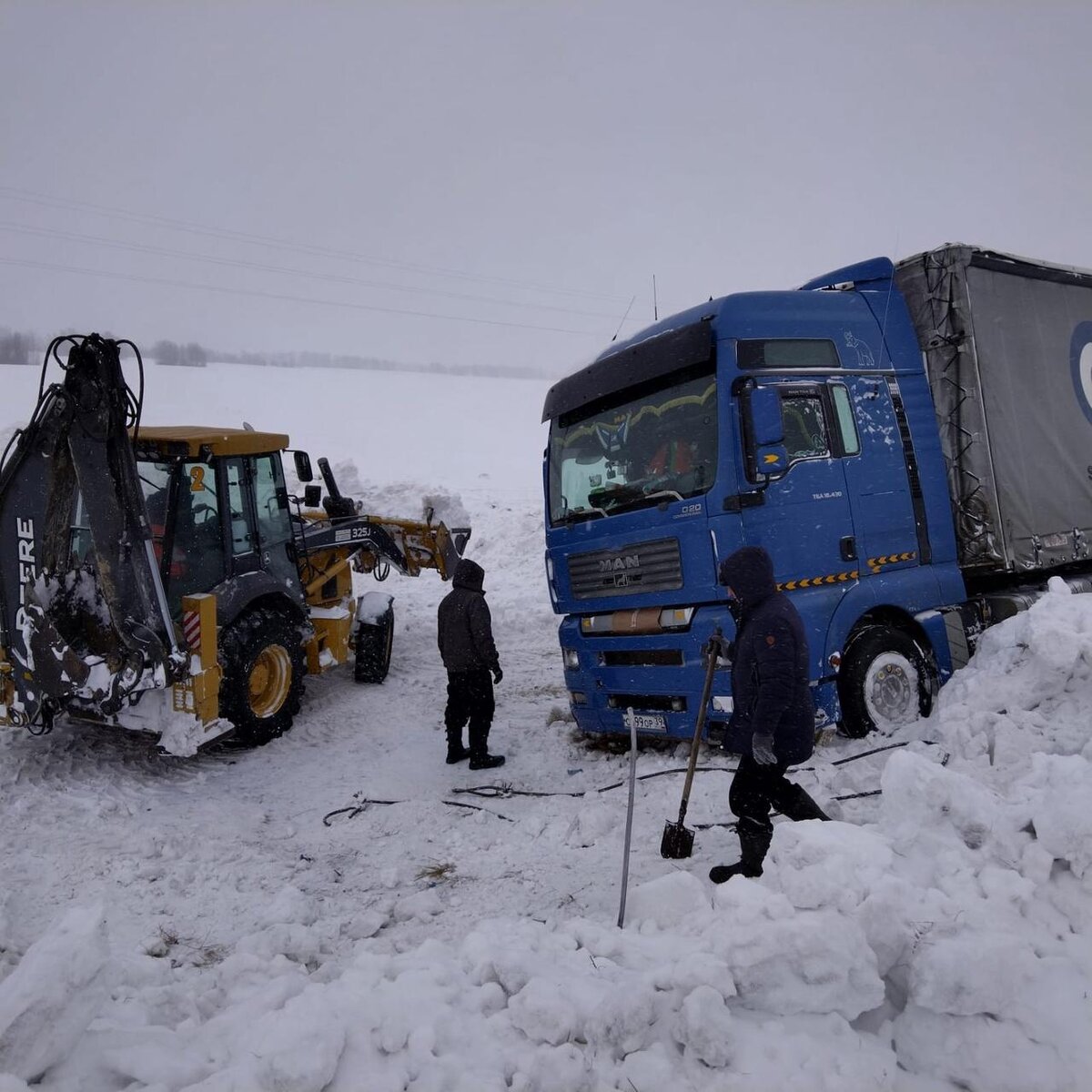 Грузовик в снегу19