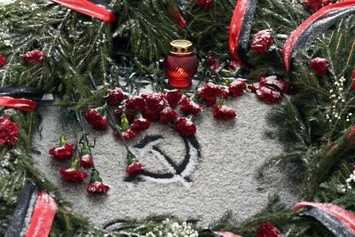    На торжественно-траурной церемонии возложения венков и цветов к монументу "Мать-Родина" на Пискаревском мемориальном кладбище в память о погибших в годы блокады ©Алексей Даничев РИА Новости