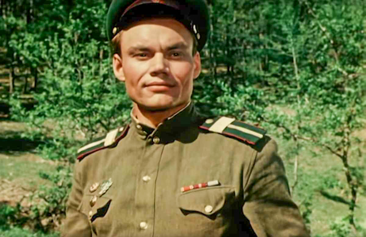 Кадр из фильма "Над Тиссой". Афанасий Кочетков в роли старшины Смолярчука