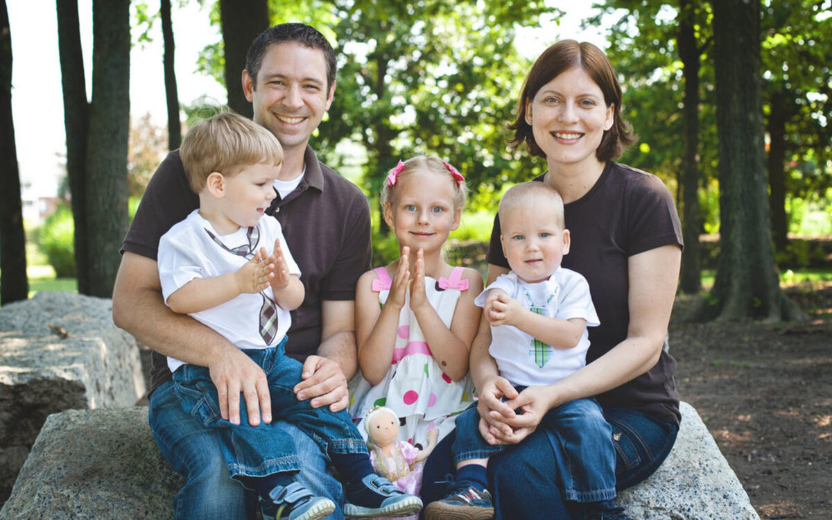 Семья с приемными детьми. Усыновить ребенка. Обычная Российская семья. Фотография семьи.