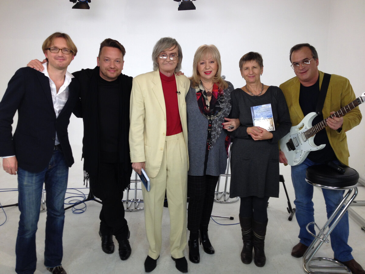 Юрий Петерсон и его команда в студии телеканала "Ностальгия"