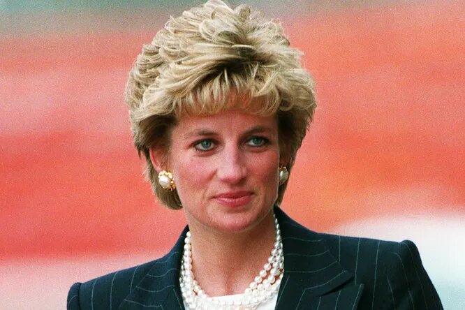 Леди Ди навсегда вписала свое имя в историю британской монархии. Диана Спенсер (Diana Spencer) стала народной принцессой.
