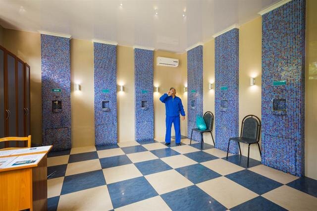 Пейте больше воды. Да, мы действительно забываем про чистую воду. В день необходимо выпивать хотя бы литр! И чай, кофе, сладкие газировки — это не вода, более того. некоторые из перечисленных только вредят организму. Также необходимо периодически посещать бюветы минеральной воды, чтобы употреблять воду, богатую полезными минеральными веществами. Не забудьте перед этим проконсультироваться у врача.