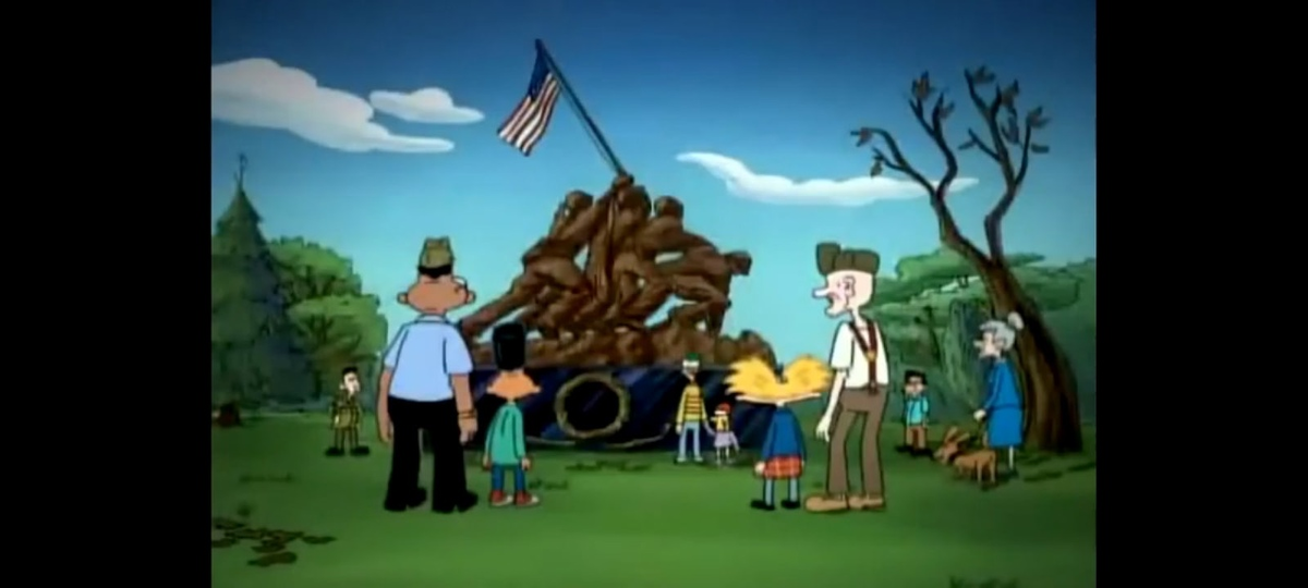 У памятника