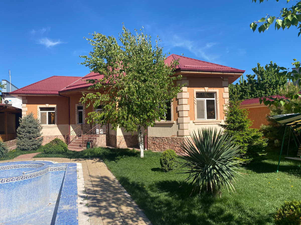 В пригородах Ташкента у многих хорошие дома, дачи с бассейном и ухоженной территорией.
