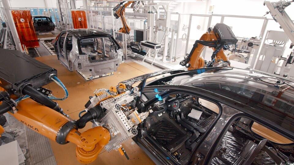 Dürr и Volkswagen разработали автоматизированный процесс отслеживания траектории машин на линии: по мере того, как роботы вклеивают боковые окна, конвейер не останавливается. 
Источник: Dürr 