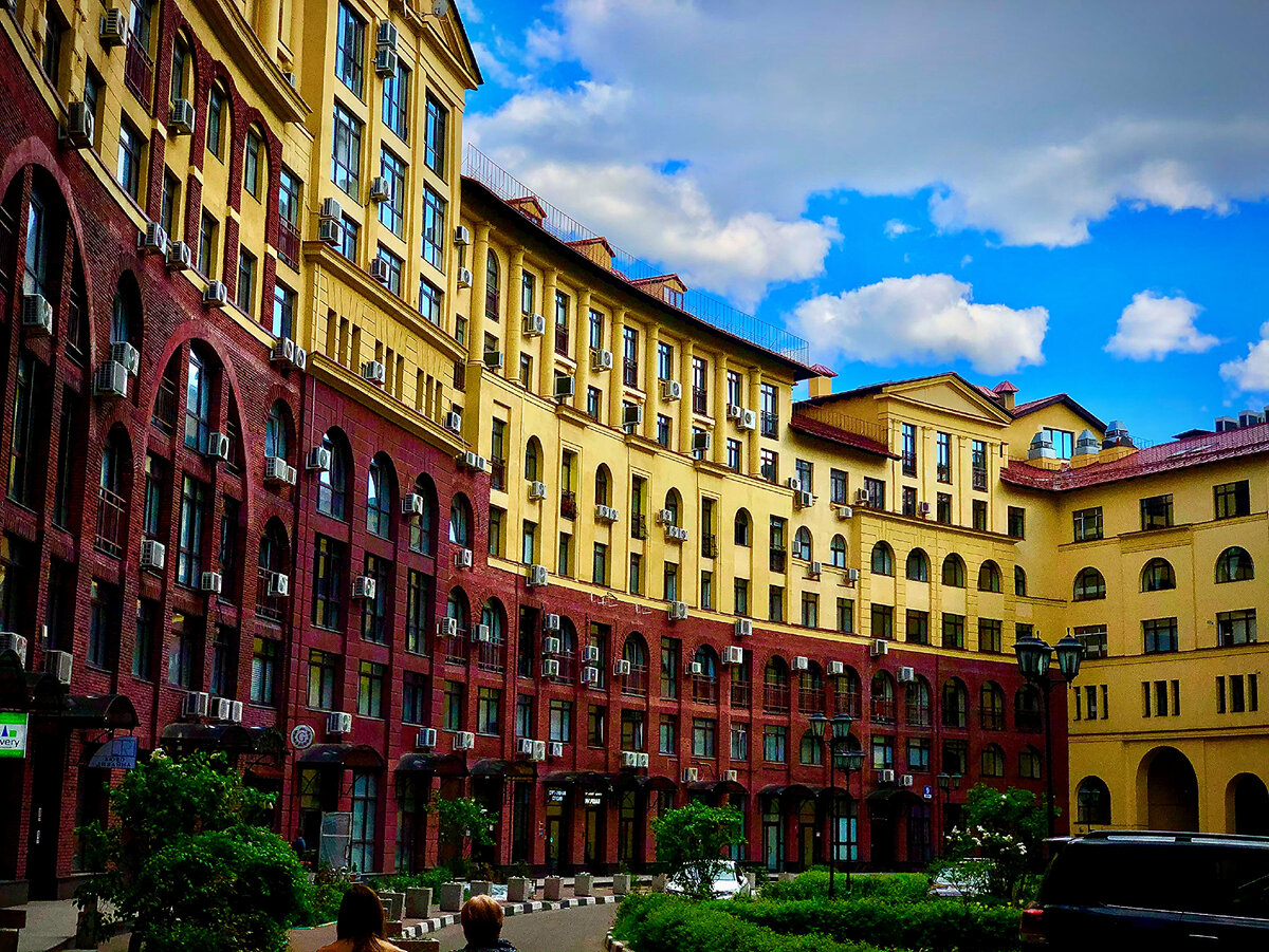 Внутри двора очень красиво