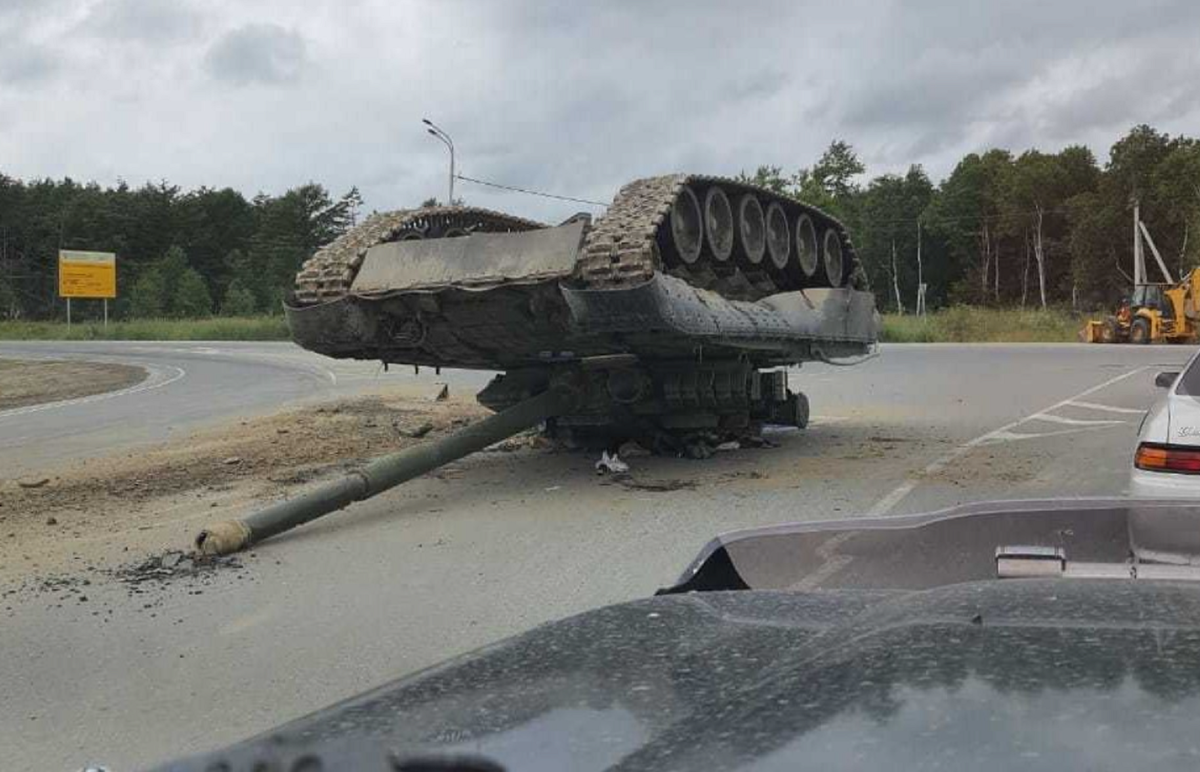 Фото из сети... Уронено-потерянный танк  российской армии в Южно-Сахалинске.