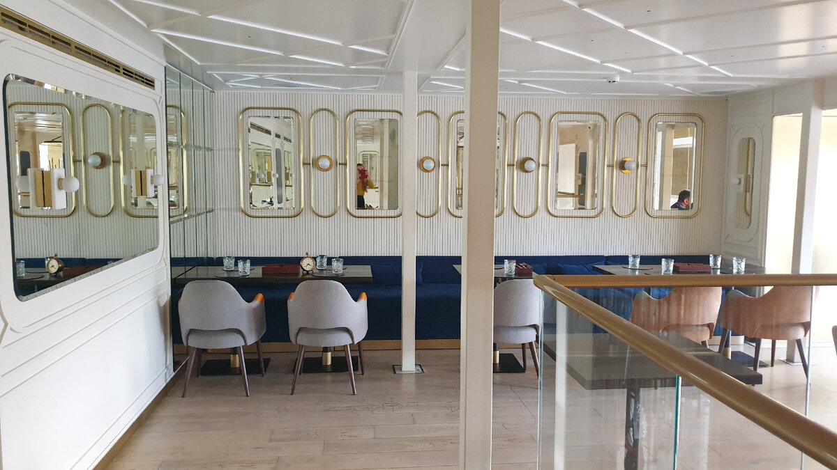 Светлые тона и зеркала