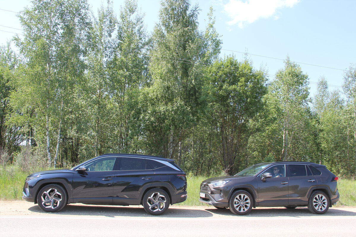 Hyundai Tucson против Toyota RAV4: в какой последовательности, поставили бы эти кроссоверы? Напишите в комментарии.  