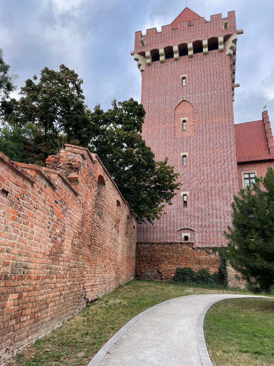 Королевский замок в Познани; фото автора. Сам замок много раз перестраивался, а вот стена осталась прежней.