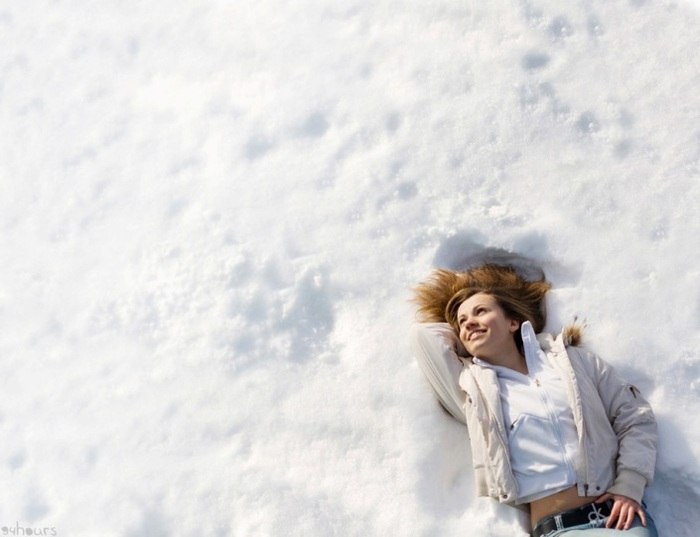 Женщина в сугробе. Валяться в снегу. Счастливая девушка зимой. Девушка лежит на снегу.