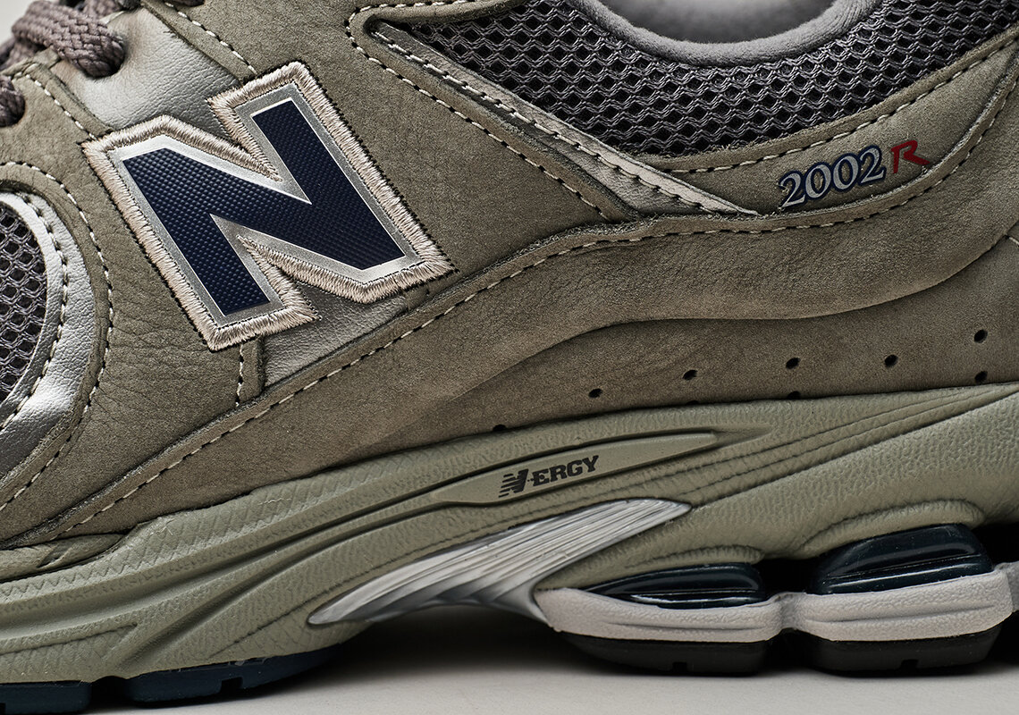  New Balance 2002R