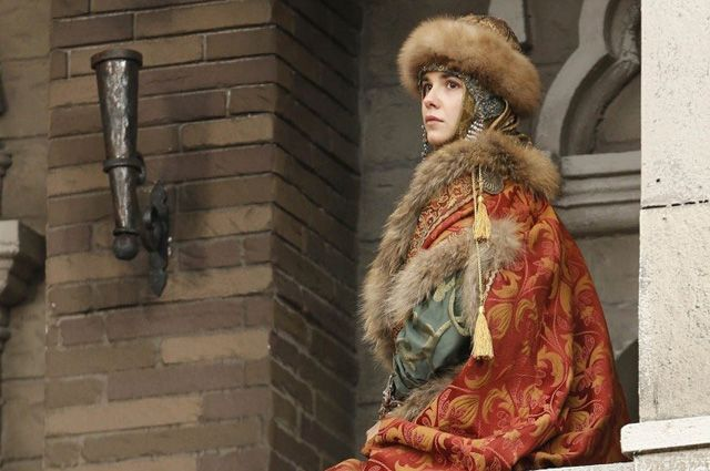 кадр из сериала "София", в роли С.Палеолог - М.Андреева. Под шапочкой легко разглядеть расписной платок