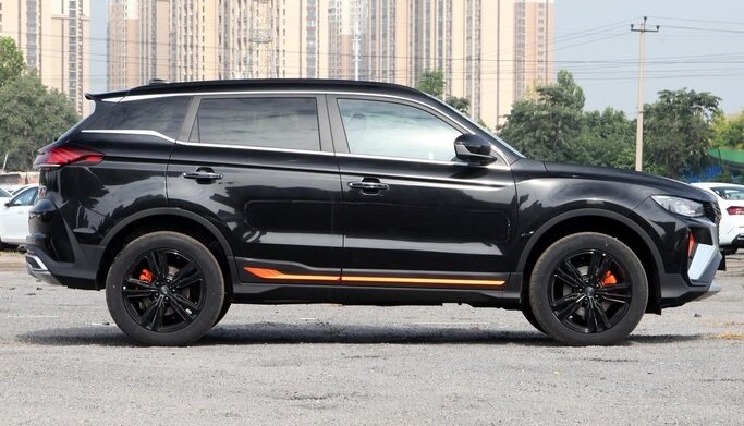 На фото: кроссовер Geely Atlas X