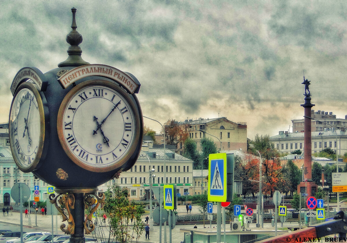 Уличные часы и Трубная площадь, Москва