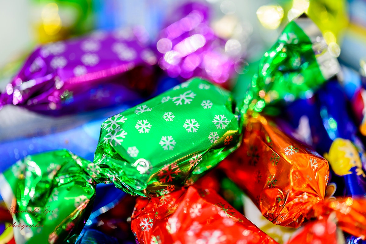 В новогоднем подарке есть конфеты. Конфеты шоколадные в обертке. Красивые конфеты. Новогодние конфеты. Крупные конфеты.
