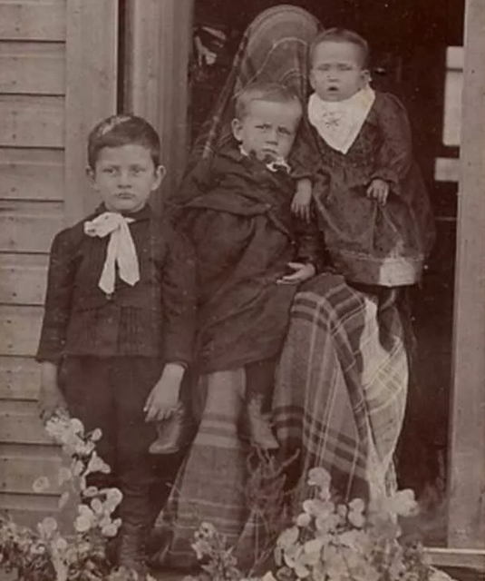 на фото дети и женщина