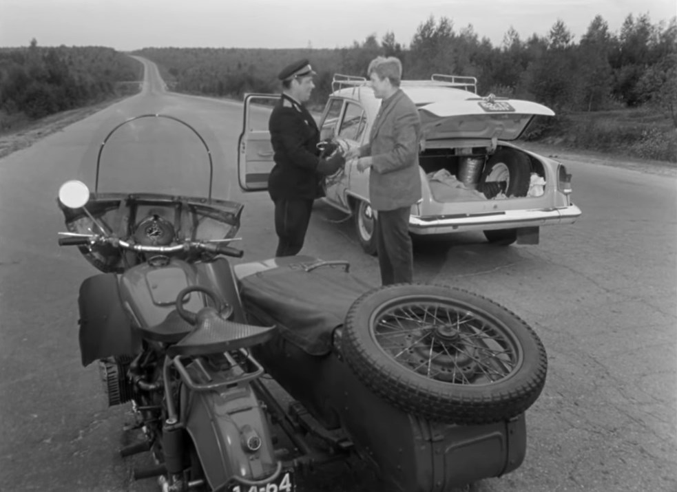 Г. Жженов в роли честного автоинспектора. Фильм "Берегись автомобиля". 1966 г.