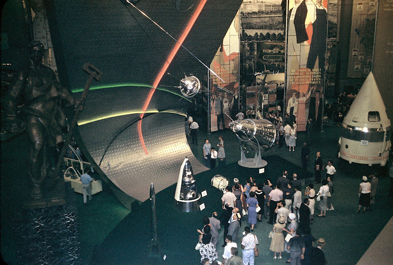 Советские экспонаты на выставке в Нью-Йорке, 1959. Фото отсюда: https://ehdu.livejournal.com.