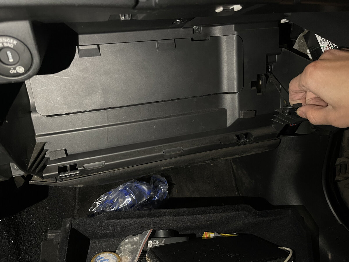 сняли бардачок