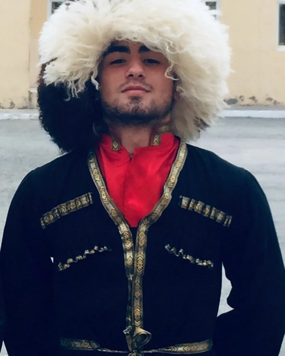 Кавказец в костюме