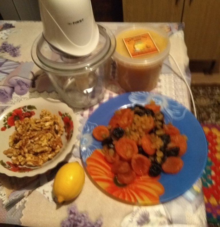 В состав смеси входит: сухофрукты абрикоса, изюма, чернослива, грецкий орех,мёд и лимон.