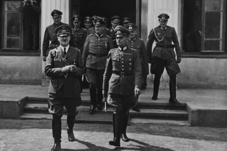 Гитлер и Герд фон Рундштедт (впереди справа) остановили танки.