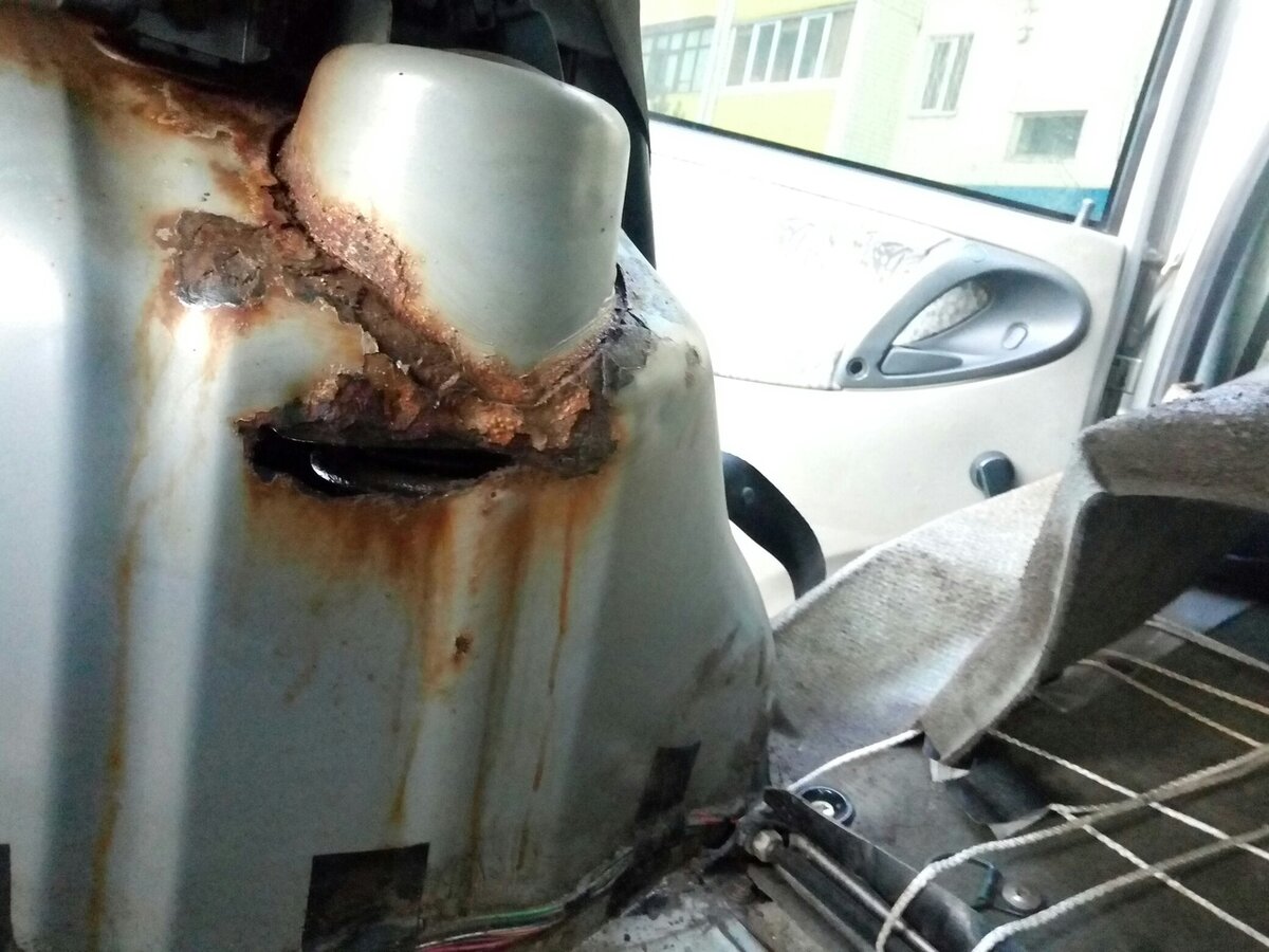 Сложности ремонта которые занимают львиную долю работы. По этой причине старые машины могут выходить в ремонте дороже чем новые.