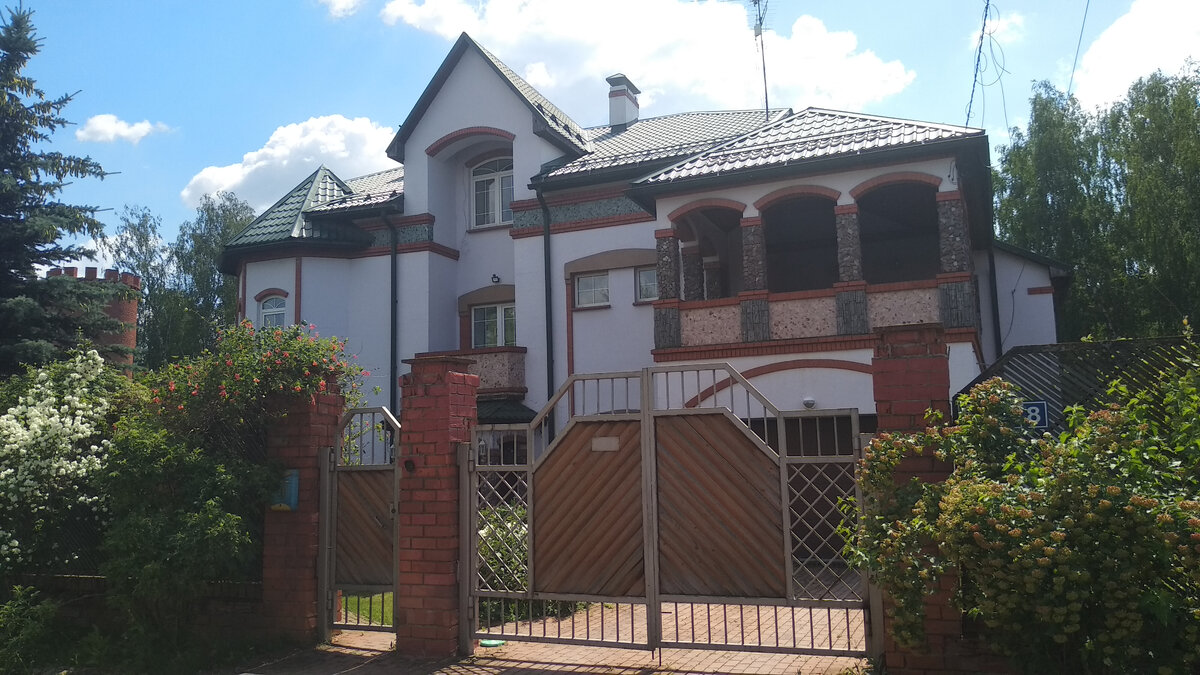 Дом в одном из близких к Москве поселков