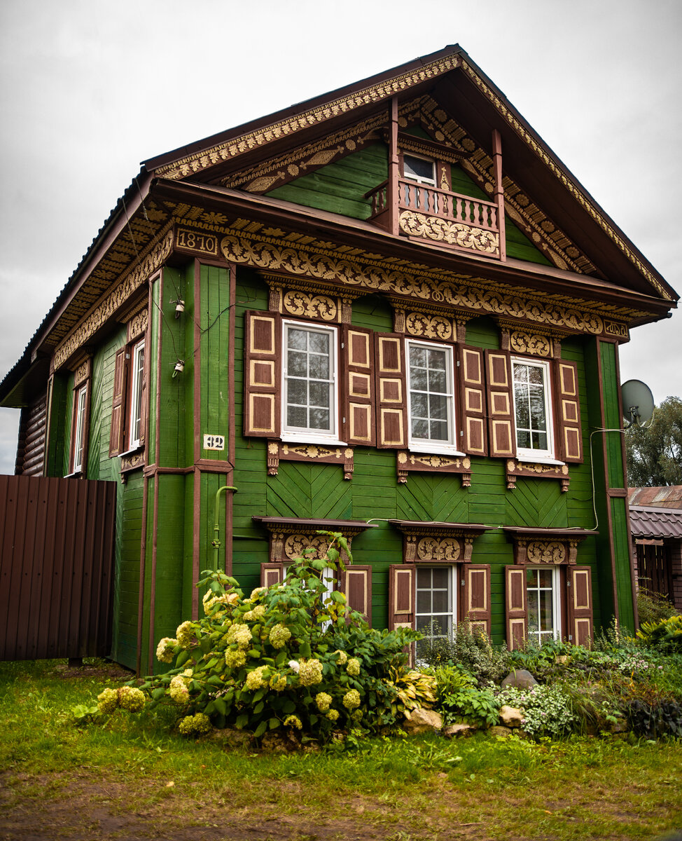 И еще дома. Похоже на музей деревянного зодчества?