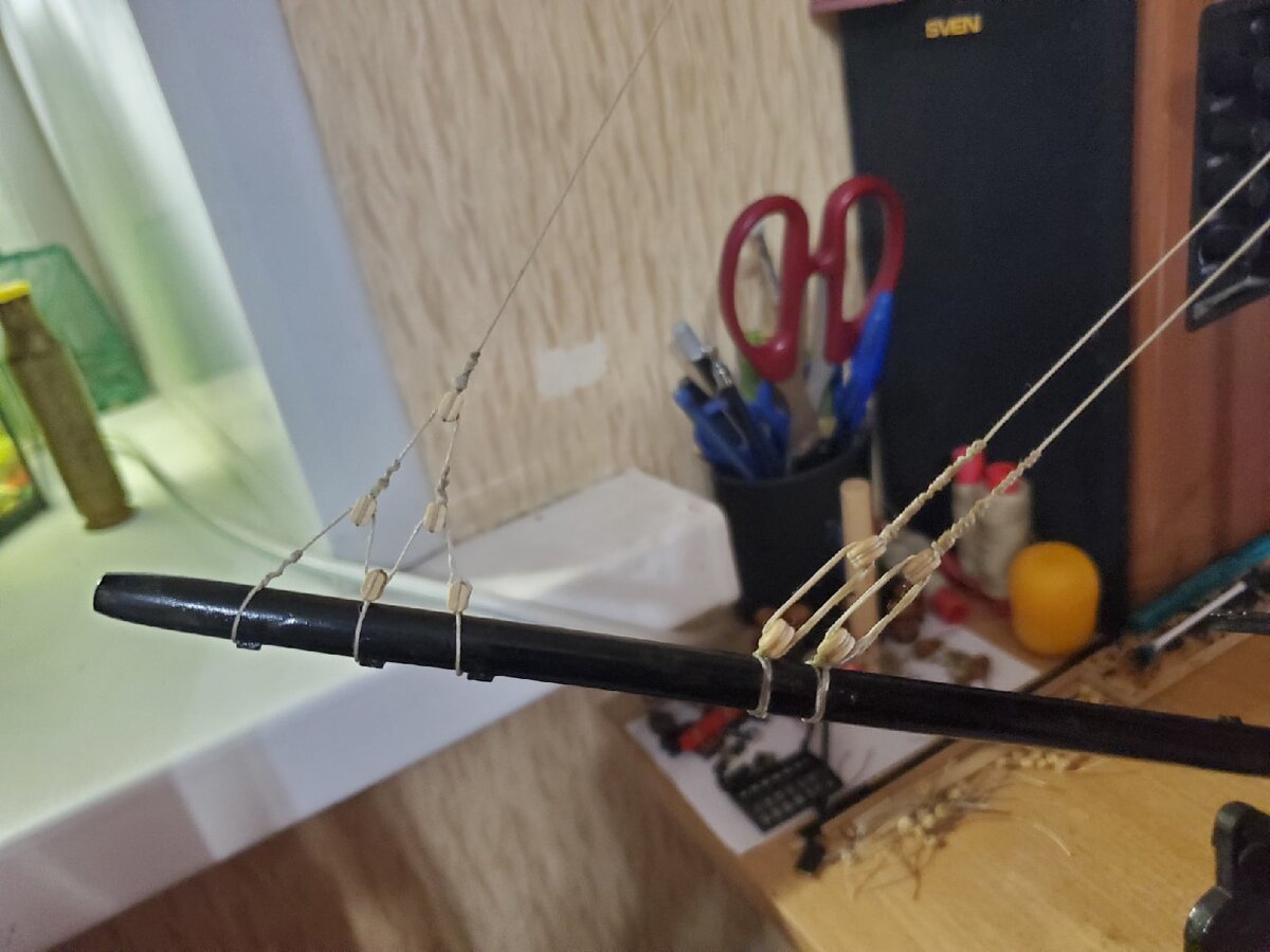 В первую очередь начинаю такелаж с носа