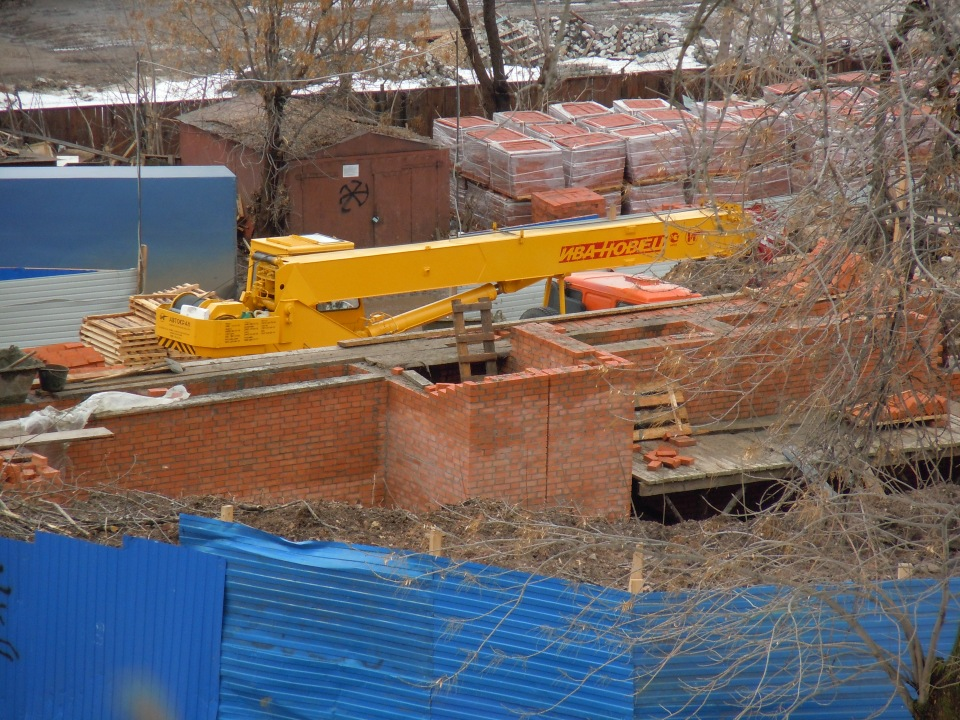  8 января 2012 г. Уже и 2012 год, а бар в Кладовой башне всё живёт. Присмотримся к нему пристальней. У входа видим различные финтифлюшки. Особенно к месту пара урн.-35