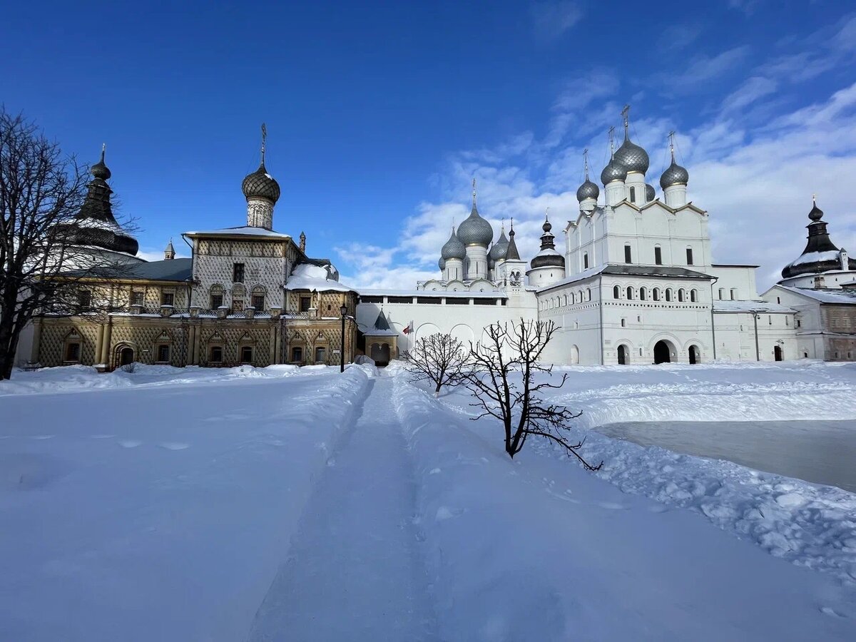 Вид Ростовского кремля изнутри. Очень красивое место