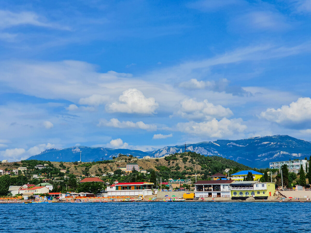 Покатались на катамаране, вид с моря на посёлок потрясающий