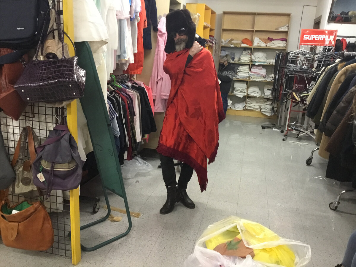 Красная  не то скатерть, не то покрывало можно носить как римские патриции носили плащи. Только броши не хватает, чтобы закрепить на плече.. красный плащ в сочетании с шапкой-ушанкой — древние римляне бы очень удивились, я думаю. 