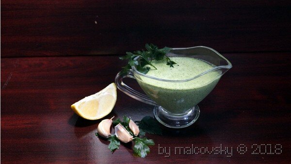Сметанный соус с петрушкой и чесноком.