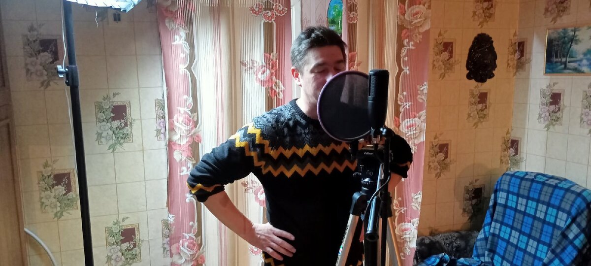 Это не совсем со съёмочной площадки - озвучка была:)