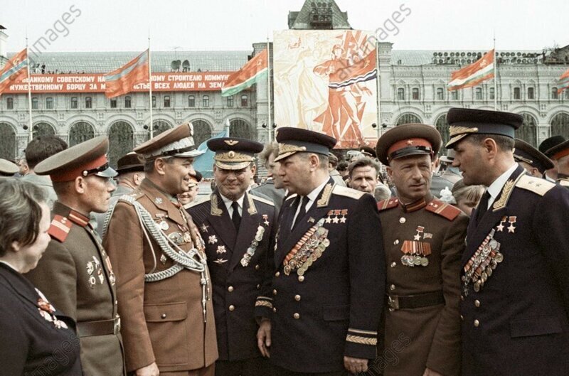Знаменитый советский ас Александр Покрышкин (в центре) беседует с участникам парада 9 мая 1965 г На фотографии присутствуют так-же Михаил Егоров и Мелитон Кантария. 