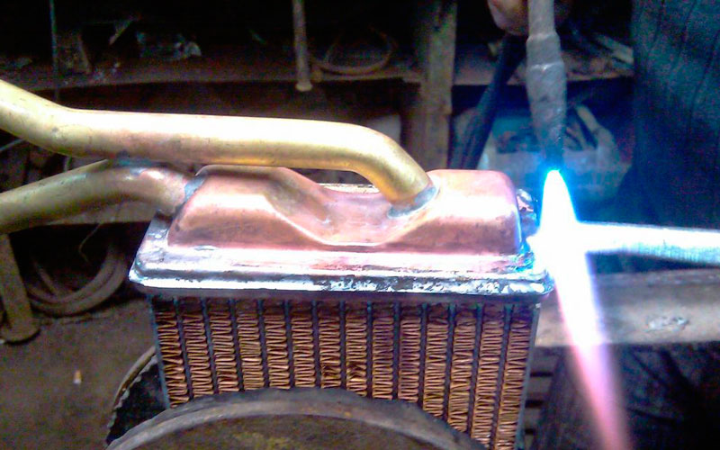Пайка радиатора печки ваз. Радиатор сбоку припаян. Медник радиатор пайки. Пайка сот радиатора т150. Медный радиатор 2106 радиатор.