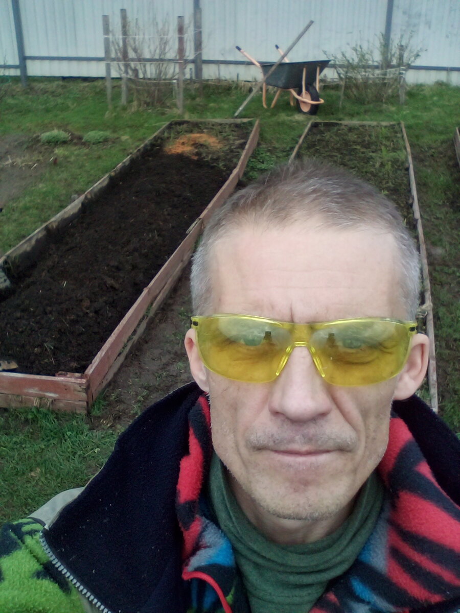 После зимы много чего было  подлатать нужно. Например высокие грядки. Развалились совсем.