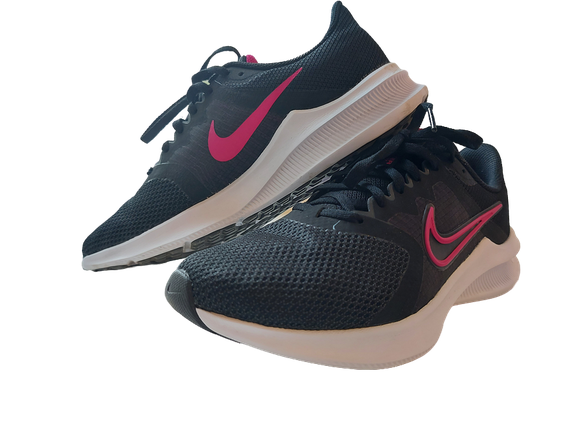 Беговые кроссовки Nike Downshifter 11. Цена в спортмастере 5948 руб.