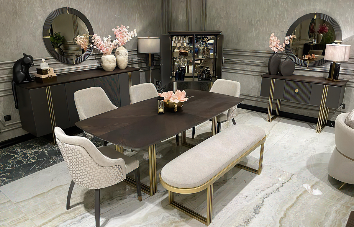 Кухня-столовая, дополненная буфетами, которые создают дополнительные пространства для хранения кухонных принадлежностей.