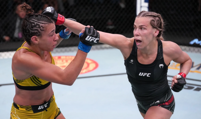 Аманда Рибас (в жёлтом) и Кэтлин Чукагян