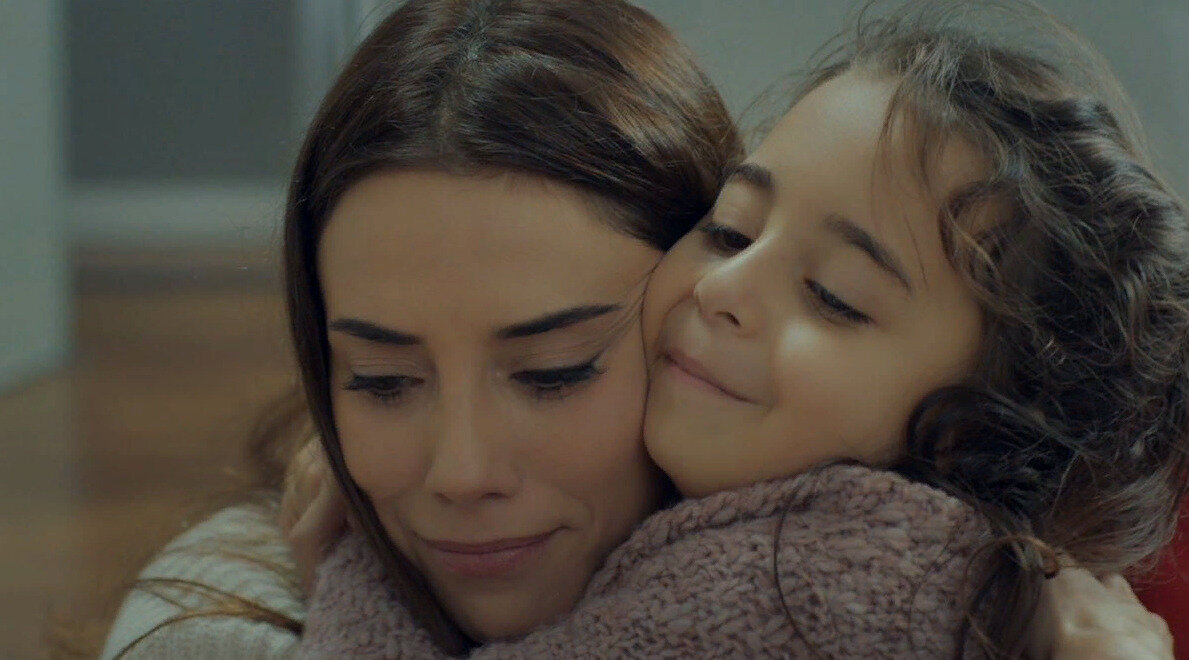 Мелек со своей спасительницей, учительницей Зейнеб (источник фото: kp.ru)